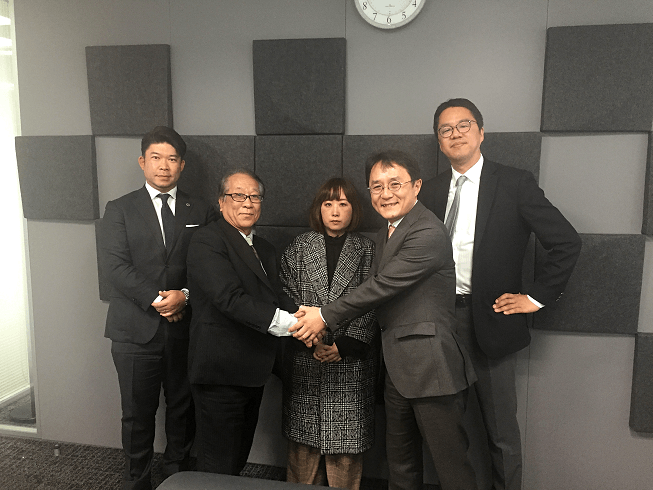 契約締結時の様子(手前 左:濱元 陽一郎氏、手前 中央:濱元 真規子氏、手前 右:吉村 岳雄、奥 右:小木 智彦氏、奥 左:井澤 幹氏)