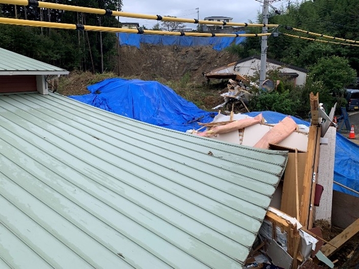 土砂が崩れて、民家に被害のあった浜松市の現場(撮影:横山 芳春)