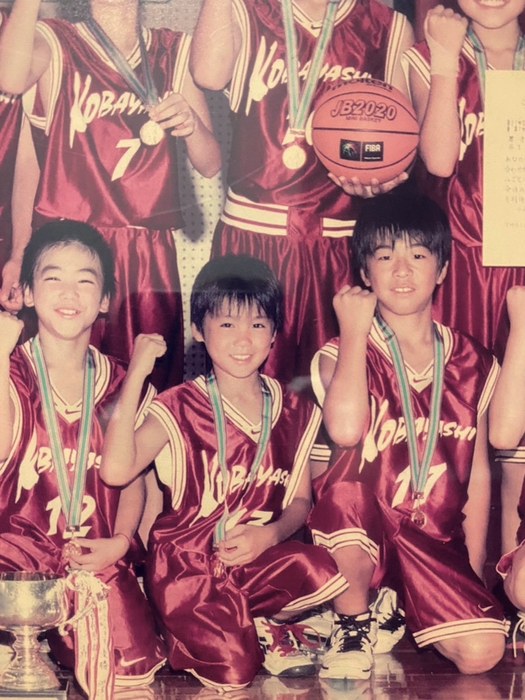 小学校時代の北人さん(写真中央)