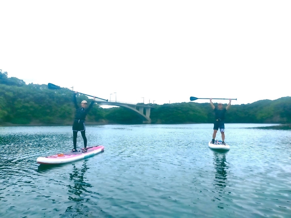 パールブリッジをバックに