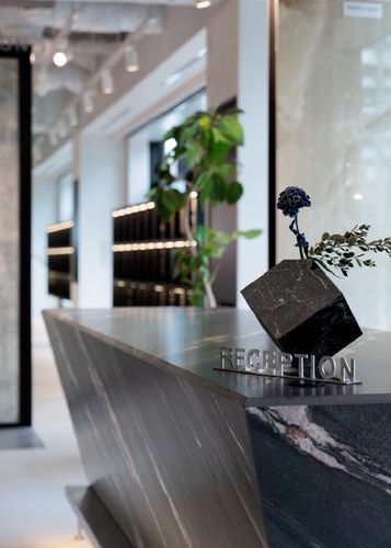 受付カウンター:4D CERAMICS KUROKA 4D