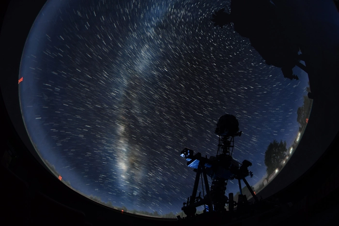 ドーム投影用専用プロジェクターにより映し出した星空の動き