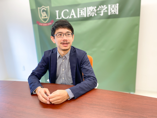 LCA国際小学校で、教務全般のICT改革を先導した荒井顕一副校長先生