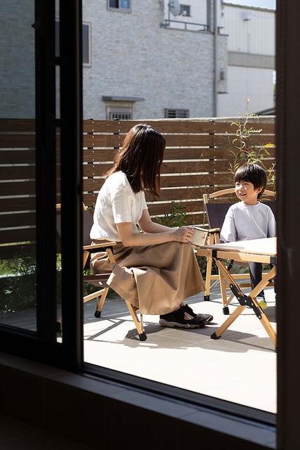 リビングとつながるプライベート屋外空間01