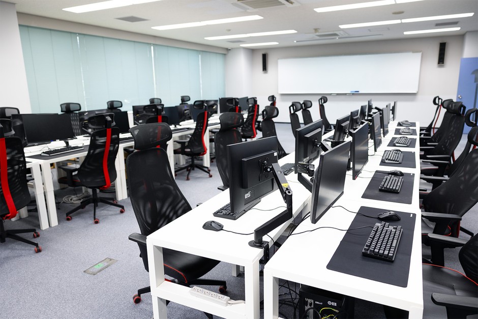 ハイスペック設備を揃えたeスポーツ専用スタジオ