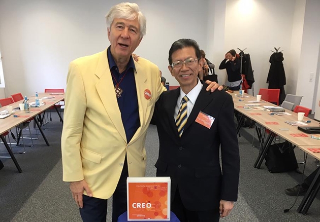 ジョージ・メルホン ドイツ創造学会会長(左)、徐 方啓 教授(右)