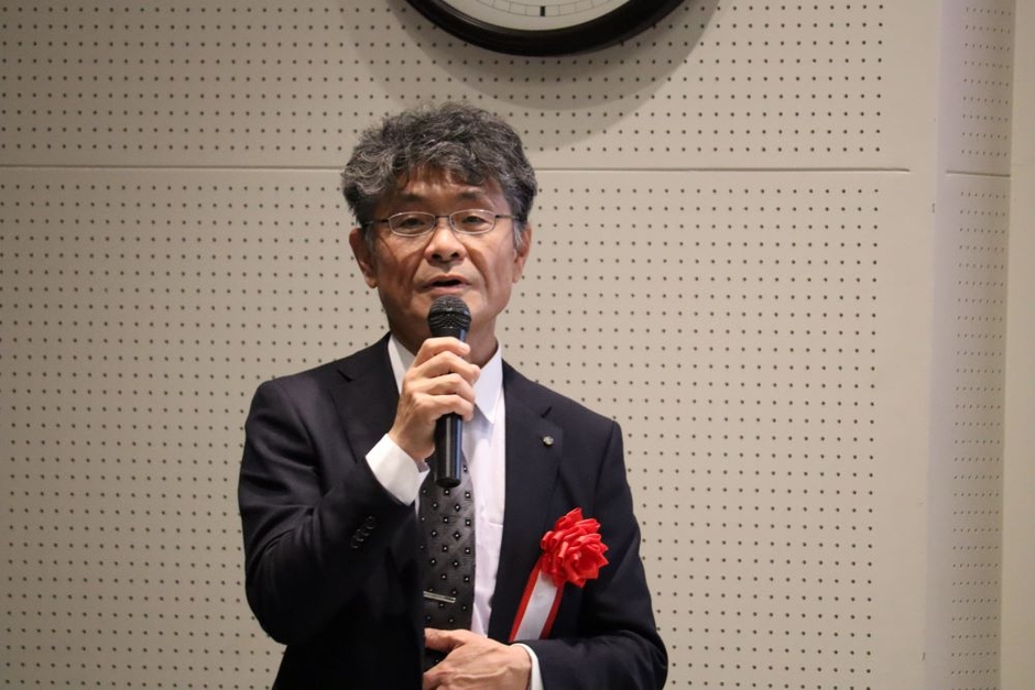 自己紹介する内田教授