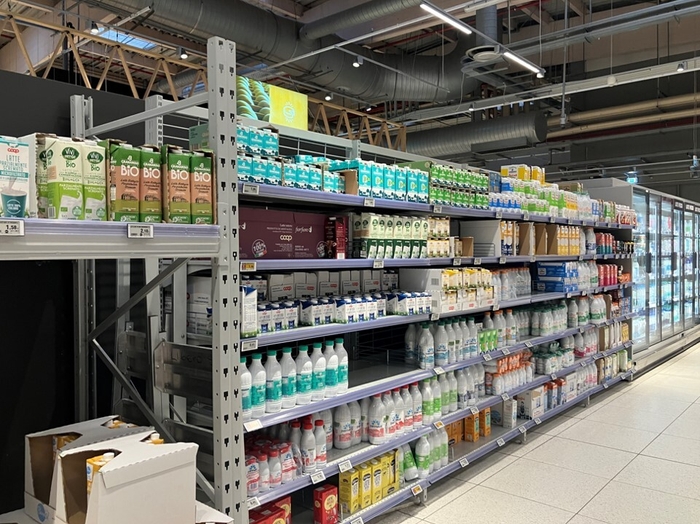 イタリアのスーパーのロングライフ牛乳の売り場