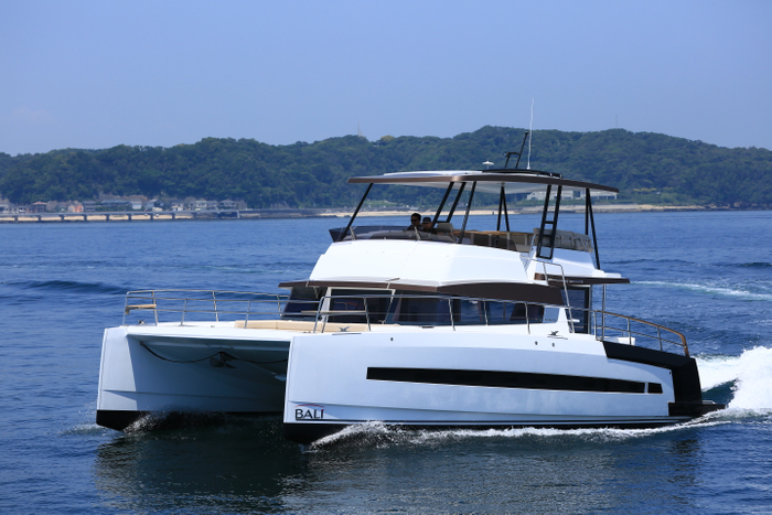 ▲カタマラン（双胴船）タイプのモーターボート「バリ4.3（フランス）」ウェブサイトでは、日本で馴染みの少ないモデルをご覧いただけます