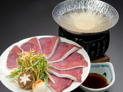 ぶりしゃぶ。サッと湯にくぐらせてポン酢やごまだれで味わう。さっぱりしていて刺身との味の違いも楽しめる。