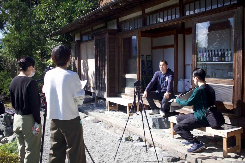 界のスタッフが瀬戸酒造店を取材