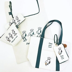 スヌーピーのシェフシリーズ。お茶目で愛らしいスヌーピーのデザインにいやされる便利な生活雑貨がそろっています。