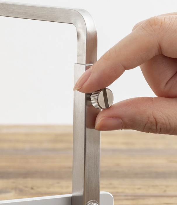 高さはネジで無段階調節