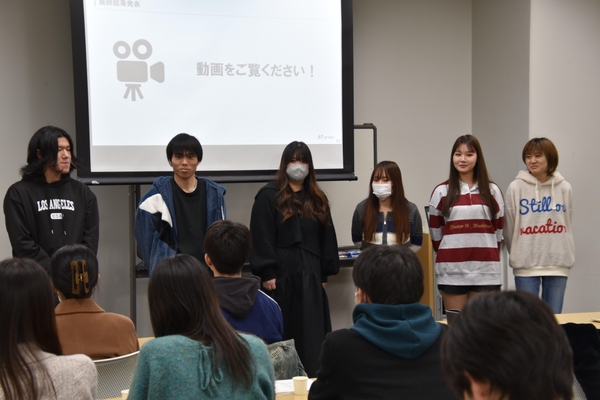 採用が決まったブレンドを考案したチーム「シマ」の学生たち