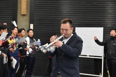 合同練習で指導するジントシオ氏(中央)と梅田元気よく氏(右)