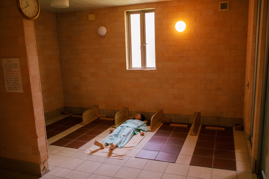 負担なく芯まで温まる“陶板浴”