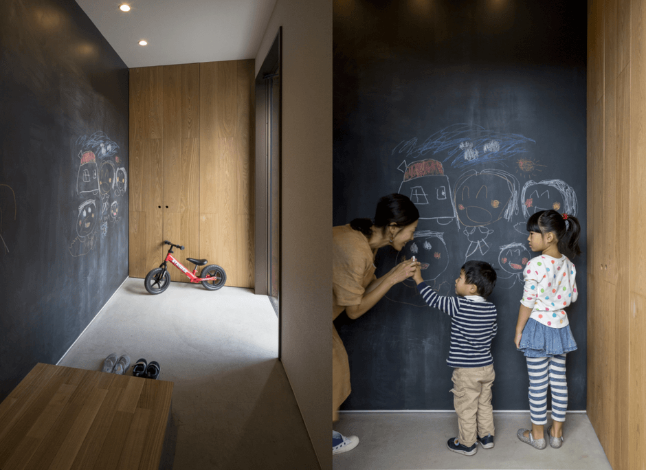 玄関に黒板があるので、近所のお友達も利用しやすい