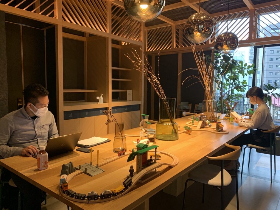 都電荒川線を模したオブジェによりソーシャルディスタンスを保った席配置(OMO5東京大塚)