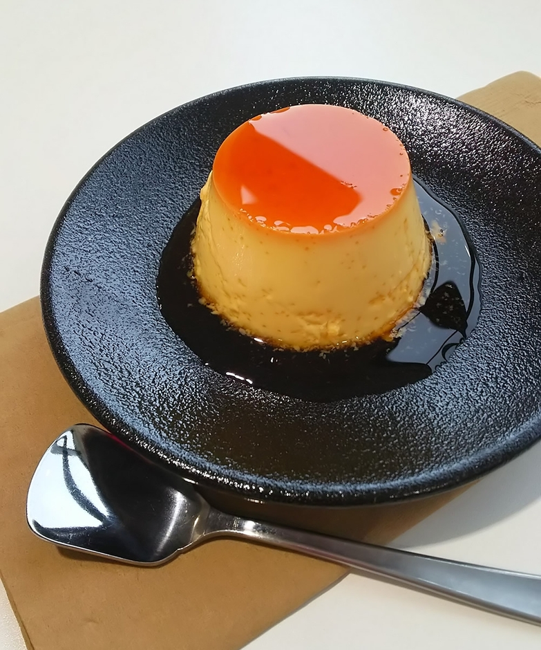 宮川の『昔ながらの堅いカスタードプリン』。オレンジページのファンになるきっかけとなった『お菓子の本 vol.2』(1989年)のレシピを研究して完成させたマイレシピを紹介。懐かしの、オーブンで焼き上げる「す」が入ったタイプ