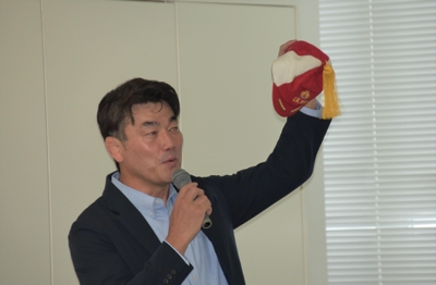 ラグビー日本代表の「CAP」を披露する小泉准教授