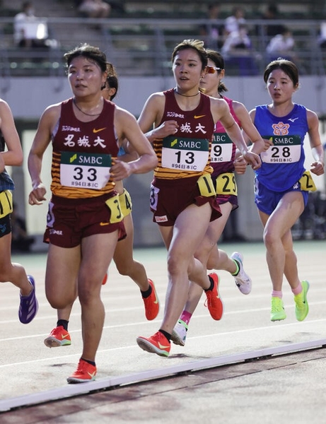 石松愛朱加選手(4年)(左)と瀬木彩花選手(3年)