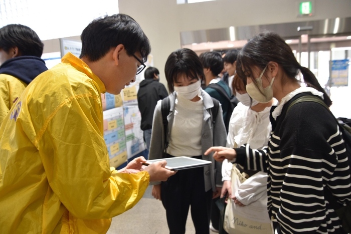 ボランティア協議会の学生の呼びかけでクイズに挑戦する学生