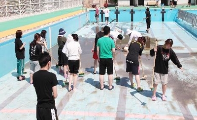 昨年のプール清掃活動の様子