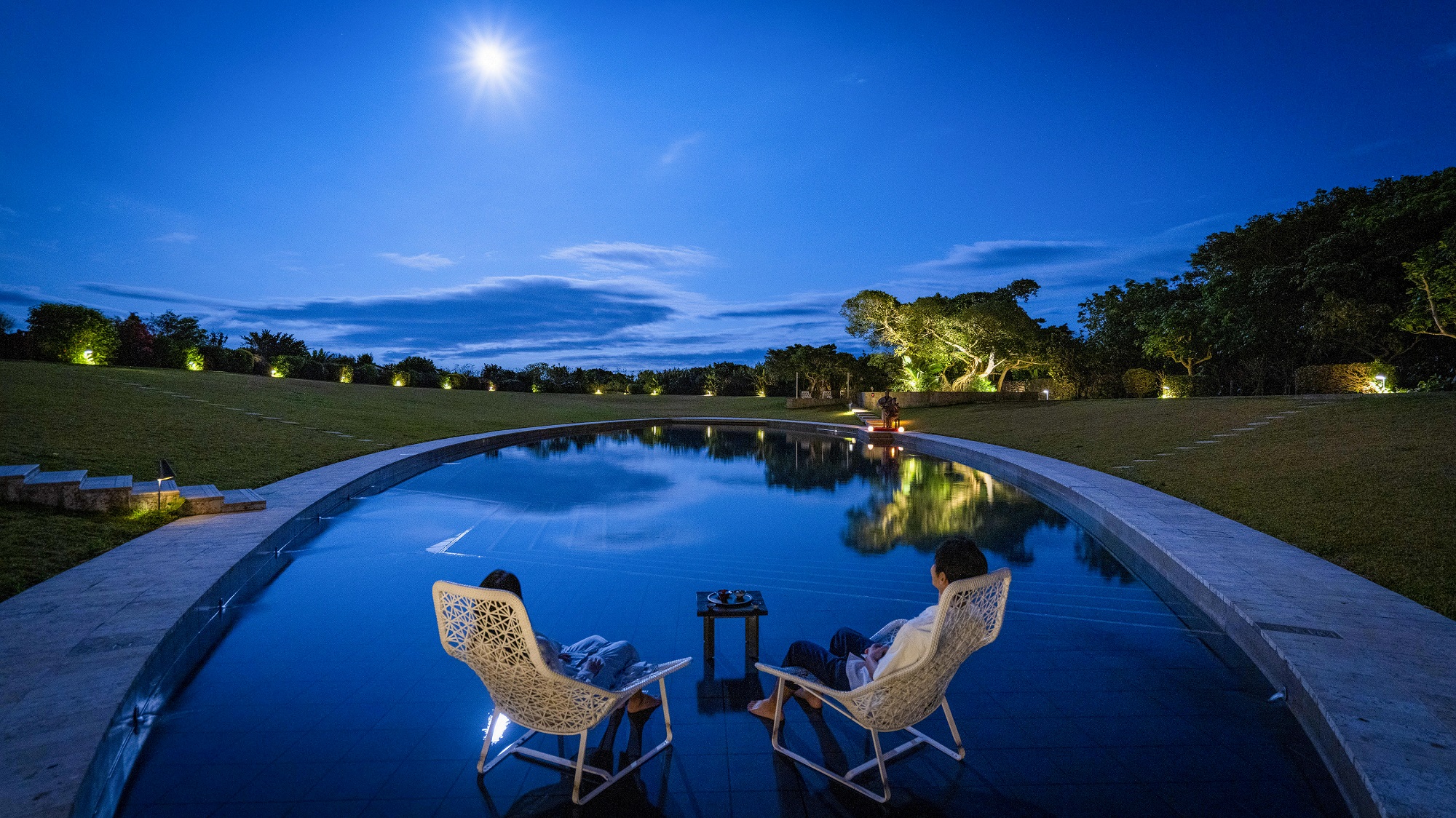 【星のや竹富島】大自然×夜のプールでお月見！三線やお酒を一緒に楽しむ 「美ら月（ちゅらつき）ぬ夜会（ゆかい）」実施｜期間：2021年9月20～22日、10月20～22日