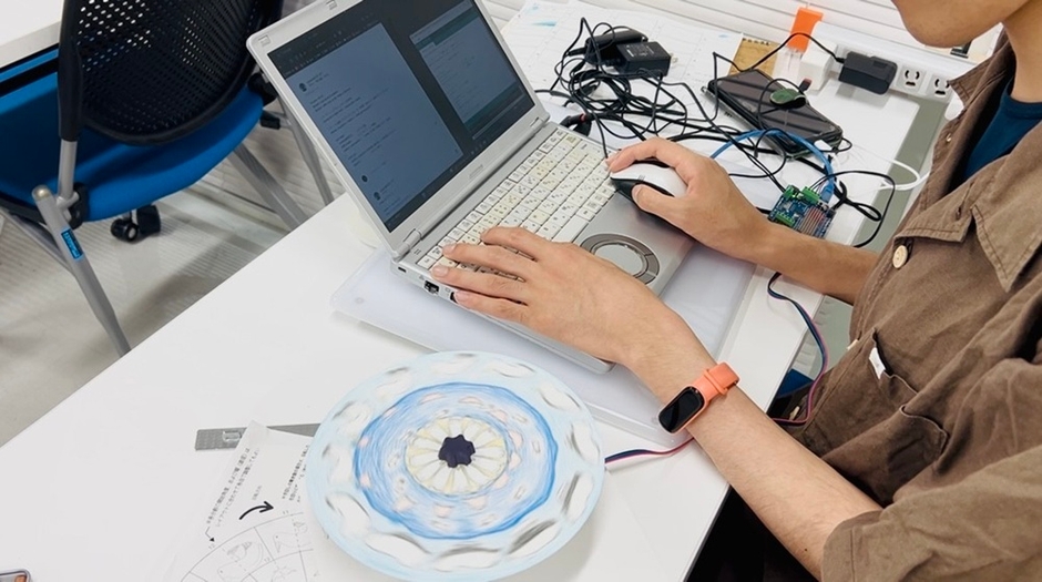 2025年度「工・芸制作演習」の授業風景 ステッピングモータに「驚き盤」を乗せて、モータ制御のプログラミングを行う様子