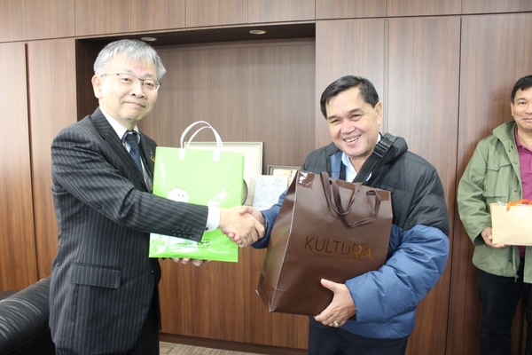 記念品を交換する平野学長（左）とセサンテ市長（右）