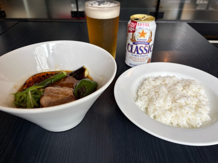 スープカレー(とんこつ)とサッポロクラシックビールのセット