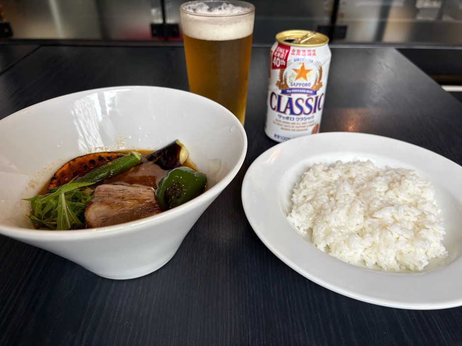 スープカレー(とんこつ)とサッポロクラシックビールのセット