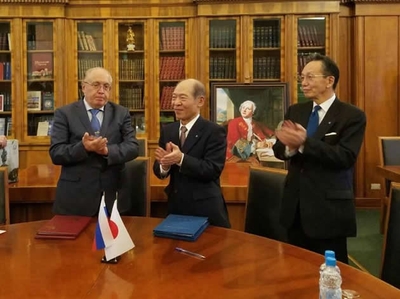 モスクワ大学にて行われた協定締結式の様子(中央:近畿大学学長 塩﨑 均、左:モスクワ大学総長 ヴィクトル・アントノヴィッチ・サドーヴニチィ)