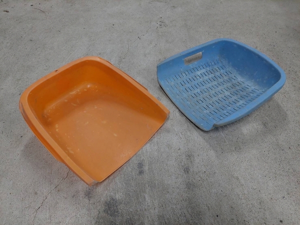 【写真１】奈良文化財研究所発掘現場で使われているプラスチック製の箕（高野麗氏提供）