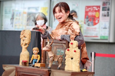人形劇俳優が一人で何役も演じ分ける人形劇。チェコの人形劇は、ユネスコの無形文化遺産に登録されています。