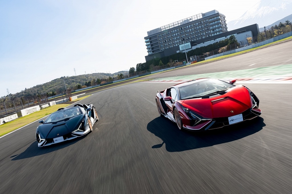 THE SKY GROUP DAY パレードラン (左) LamborghiniSIANRoadster (右) LamborghiniSIANFKP37