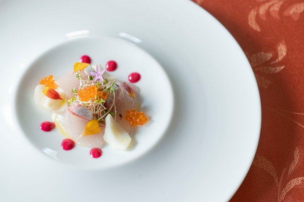 ▲鮮魚のカルパッチョ 六甲シャンピニオンのマリネ ビーツのヴィネグレット