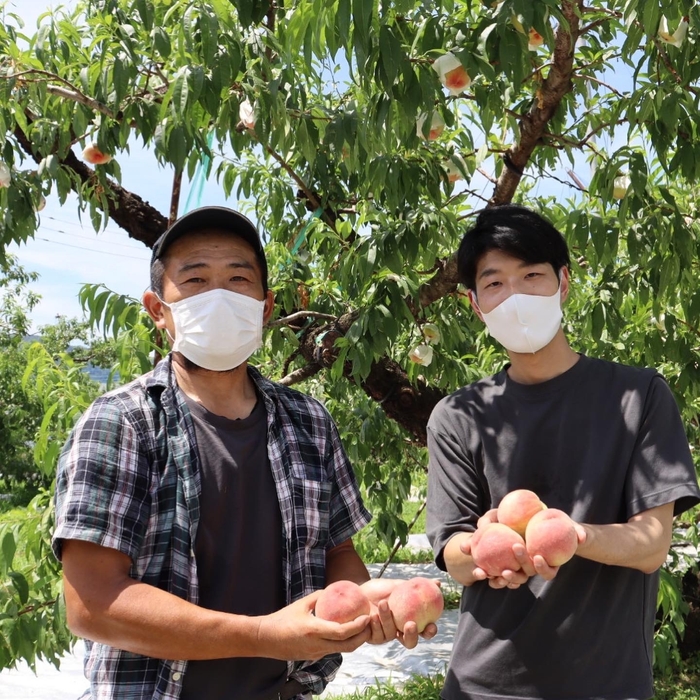 剣崎桃農家角田さん(左) 北村シェフ(右)