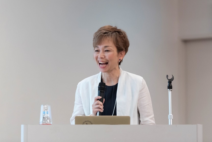 西崎 彩智(講演の様子1)