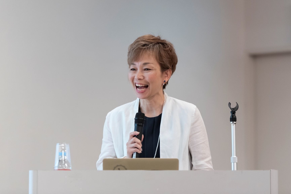 西崎 彩智(講演の様子1)
