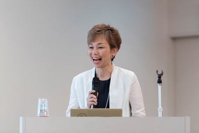 西崎 彩智(講演の様子1)