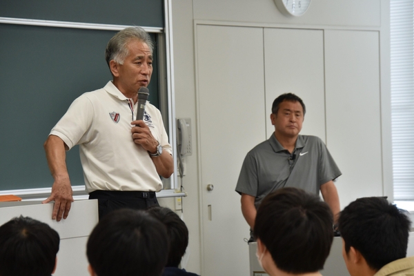 米田監督とのつながりを紹介する梅田教授