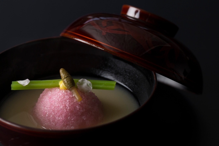 春の花々に見立てた椀物「桃花餠(とうかもち)白味噌仕立て」