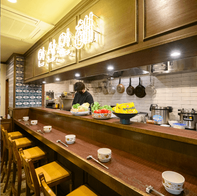 洋館をリノベーションした温かみのある店内