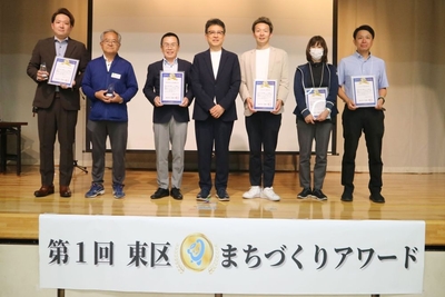 大西熊本市長(中央)を囲み、「健康パチンコ体験会」に携わる地域の皆様、参画企業の皆様と。
