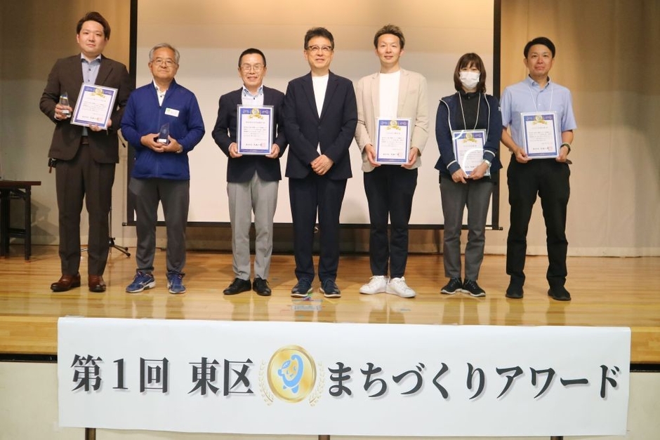大西熊本市長(中央)を囲み、「健康パチンコ体験会」に携わる地域の皆様、参画企業の皆様と。