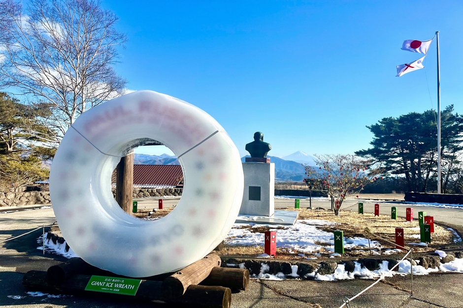 来日100年の創設者の名入り