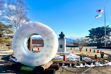 ＜清里高原 清泉寮＞ 厳冬期限定の風物詩「巨大！氷のリース」が登場