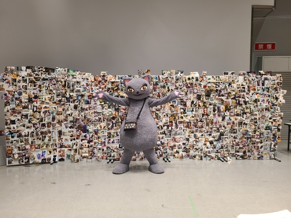 にゃんピクを貼るとプレゼントがもらえるにゃんピクボード(中央はオリジナルキャラクター・びじゅたん)