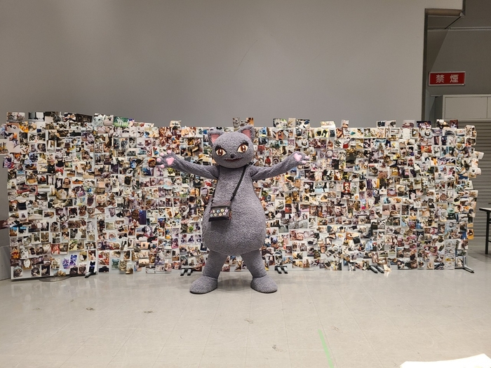 にゃんピクを貼るとプレゼントがもらえるにゃんピクボード(中央はオリジナルキャラクター・びじゅたん)